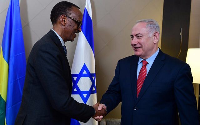 El primer ministro Benjamin Netanyahu (R) se reúne con el presidente de Ruanda, Paul Kagame, en el Foro Económico Mundial en Davos, Suiza, el 24 de enero de 2018. (GPO)