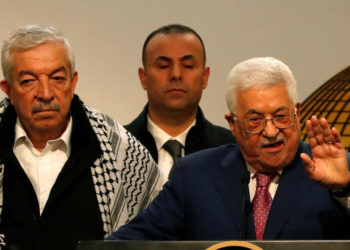 El presidente palestino, Mahmoud Abbas, hace gestos mientras habla durante una ceremonia que marca el 54 aniversario de la fundación de Fatah, en Ramallah, el 31 de diciembre de 2018. (Crédito de la foto: MOHAMAD TOROKMAN / REUTERS)