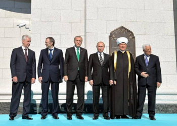 El líder de la Autoridad Palestina Mahmoud Abbas (derecha), el presidente turco Recep Tayyip Erdoğan (tercero desde la izquierda), y el presidente ruso, Vladimir Putin, en la inauguración de la Mezquita de la Catedral de Moscú el 23 de septiembre de 2015. Crédito: Kremlin Photo / Wikimedia Commons.