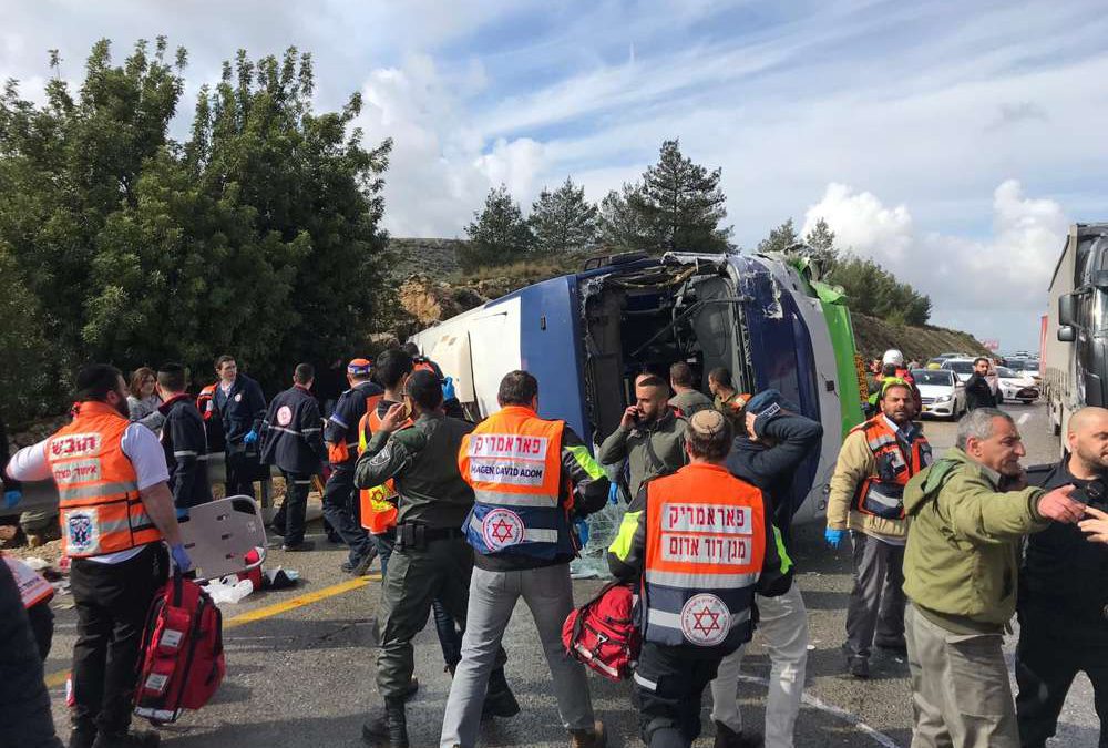 Dos muertos y 41 heridos cuando un autobús se volcó en una carretera cerca de Jerusalem
