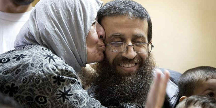 El palestino Khader Adnan es recibido después de su liberación de una prisión israelí en la localidad de Arrabeh en Cisjordania, cerca de Jenin, 12 de julio de 2015. (Foto AP / Majdi Mohammed / Archivo)