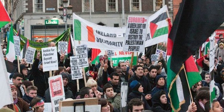 Manifestantes pro palestinos cerca del Parlamento irlandés en Dublín en un mitin contra los ataques aéreos israelíes en Gaza en 2009. Foto: William Murphy / Flickr.