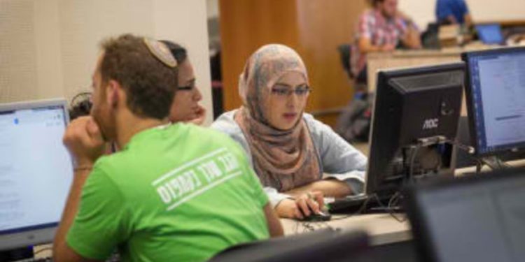 Número de estudiantes árabes israelíes que obtienen doctorados se ha duplicado
