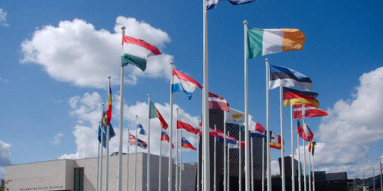 Banderas de las naciones miembros de la Unión Europea cerca de la Plaza Europa en Vilnius, Lituania. Crédito: Šarūnas Burdulis a través de Wikimedia Commons.