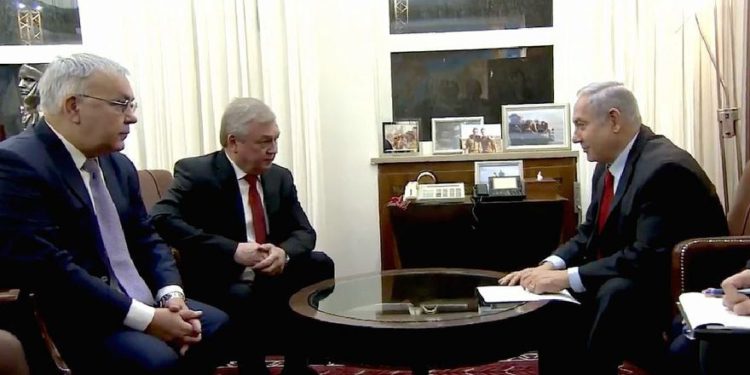 El primer ministro Benjamin Netanyahu mantiene conversaciones sobre Irán y Siria con el enviado especial para asuntos sirios del presidente ruso Vladimir Putin, Alexander Lavrentiev y el viceministro de Relaciones Exteriores de Rusia, Sergey Vershinin, en Jerusalén, el 29 de enero de 2019.