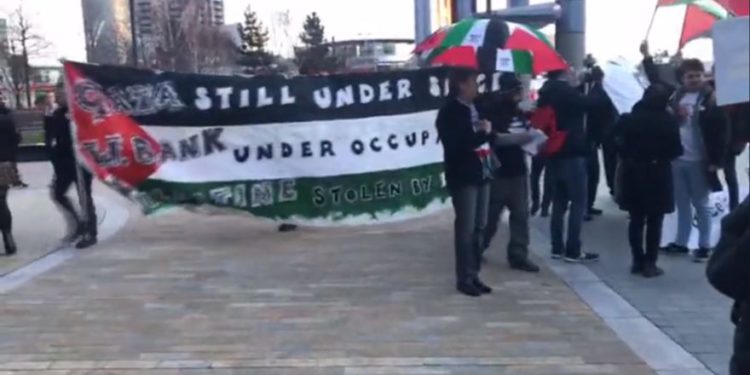 Activistas pro palestinos protestan contra Israel fuera del estudio de Manchester de "Eurovisión: tú decides" el 8 de febrero de 2019. (Captura de pantalla / Canal 12)