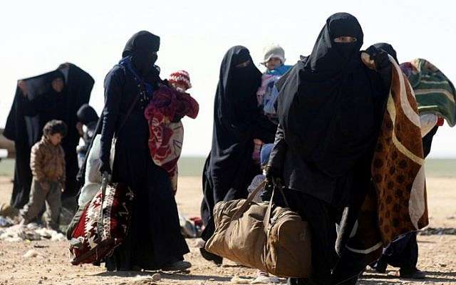 Los civiles que huyen de los enfrentamientos entre los jihadistas de las Fuerzas Democráticas de Siria (SDF) y el Estado Islámico (EI) en la aldea fronteriza siria de Baghuz, esperan ser examinados y registrados por la SDF en el campo de la provincia oriental de Deir Ezzor el 3 de febrero de 2019. (Delil souleiman / AFP)