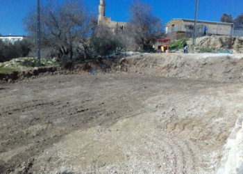 Construcción de un estacionamiento ilegal en un jardín arqueológico cerca del barrio de Ramot en Jerusalén