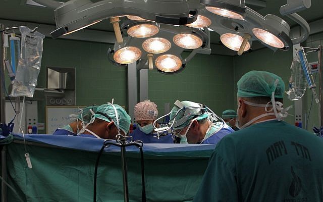 Ilustrativo: los médicos realizan una cirugía en un hospital en Israel (Nati Shohat / Flash90)