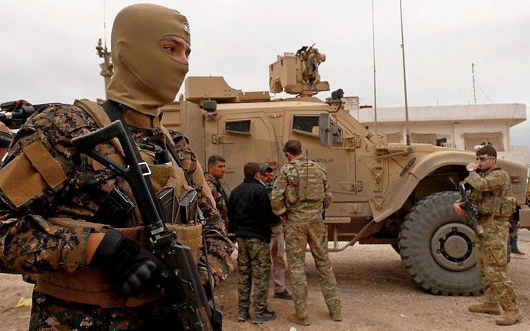 En este archivo del 4 de noviembre de 2018, las fuerzas estadounidenses patrullan la ciudad kurda de Al-Darbasiyah en el noreste de Siria. (Delil Souleiman / AFP)