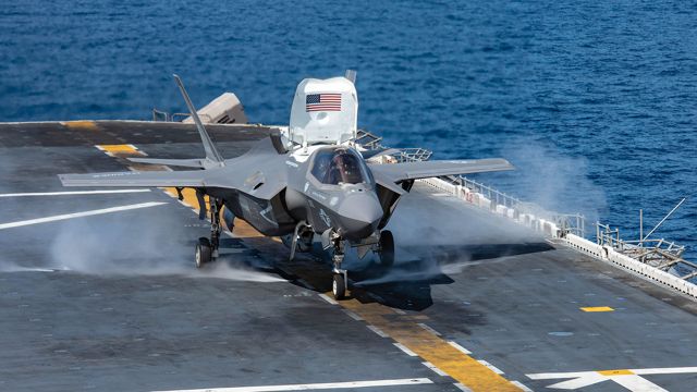 Un F-35 Lightning II a bordo de un buque. En este caso se trata de su versión “B”, que puede despegar y aterrizar en forma vertical (AFP)