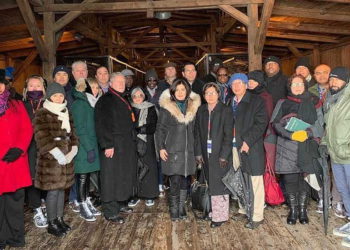 El embajador israelí en la ONU, Danny Danon, está acompañado por otros embajadores de la ONU durante una visita al campo de exterminio de Majdanek en Polonia, el 30 de enero de 2019. (Cortesía del Movimiento Sionista Americano)