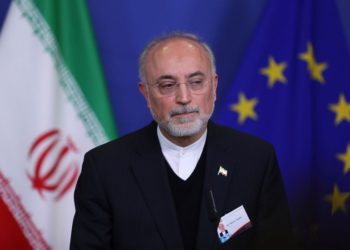 El vicepresidente y jefe de la Organización de Energía Atómica de Irán, Ali Akbar Salehi, escucha una pregunta durante una conferencia de prensa conjunta con el comisionado de Energía y Acción Climática de la Unión Europea, Miguel Arias Cañete, en la sede de la Comisión Europea en Bruselas, el lunes 26 de noviembre de 2018. ( Foto AP / Francisco Seco)