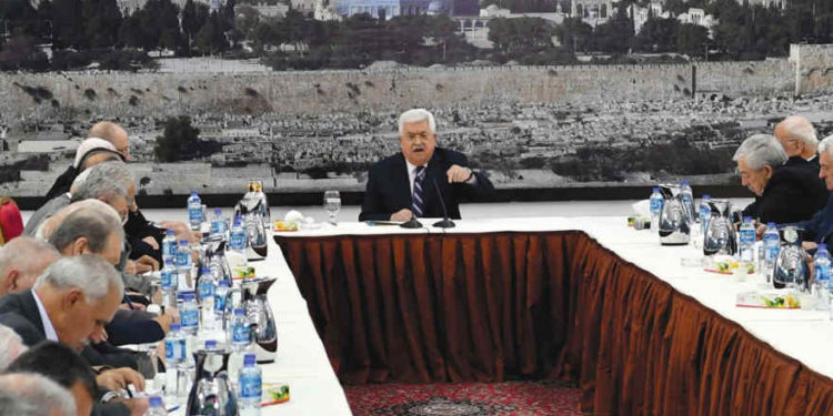 El presidente de la Autoridad Palestina, Mahmoud Abbas, habla en una reunión en Ramallah el 19 de marzo de 2018. (Crédito de la foto: PPO)