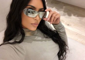 La estrella de televisión estadounidense Kim Kardashian modela gafas de sol israelíes. (Gorjeo)