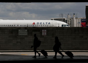 Los viajeros caminan a su terminal en el Aeropuerto Internacional de Fort Lauderdale-Hollywood el 29 de junio de 2018 (Foto AP / Brynn Anderson)