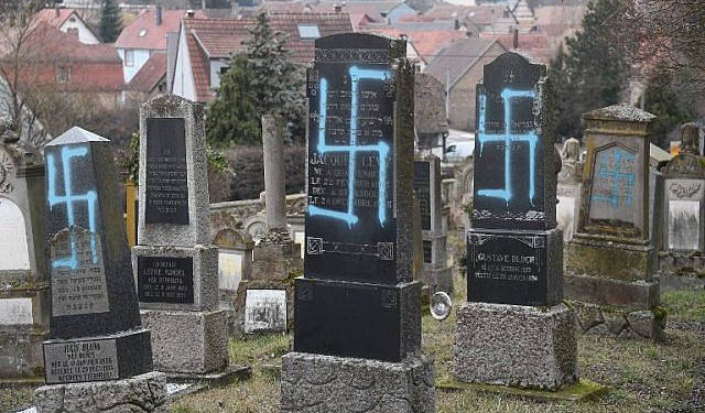 Una fotografía tomada el 19 de febrero de 2019, muestra esvásticas pintadas en tumbas en un cementerio judío en la ciudad francesa de Quatzenheim, cerca de la frontera alemana (Frederick FLORIN / AFP)