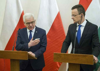 El ministro polaco de Asuntos Exteriores, Jacek Czaputowicz, de izquierda, y el ministro húngaro de Asuntos Exteriores y Comercio, Peter Szijjarto, celebran una conferencia de prensa conjunta en el Ministro de Asuntos Exteriores y Comercio en Budapest, Hungría, el 27 de febrero de 2019. (Zoltan Balogh / MTI vía AP)