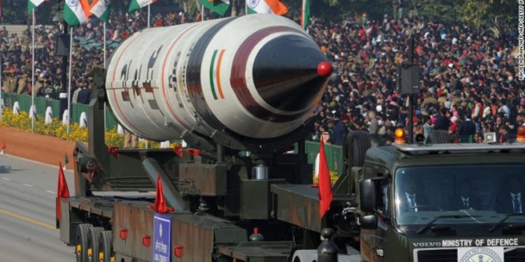 Un misil indio Agni V durante un desfile en el Día de la República en 2013