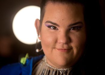 La cantante israelí Netta Barzilai, quien ganó el concurso de canciones de Eurovisión de 2018, posa para una foto durante una entrevista en Tel Aviv, Israel, el 29 de enero de 2019. (Foto AP / Sebastian Scheiner)