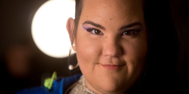 La cantante israelí Netta Barzilai, quien ganó el concurso de canciones de Eurovisión de 2018, posa para una foto durante una entrevista en Tel Aviv, Israel, el 29 de enero de 2019. (Foto AP / Sebastian Scheiner)