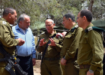 Maj.-Gen. (res.) Nitzan Alon (C) habla con el ex ministro de Defensa Avigdor Liberman. (Crédito de la foto: MINISTERIO DE DEFENSA)