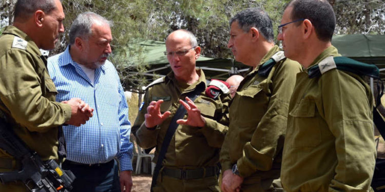 Maj.-Gen. (res.) Nitzan Alon (C) habla con el ex ministro de Defensa Avigdor Liberman. (Crédito de la foto: MINISTERIO DE DEFENSA)