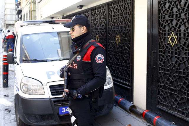 Un oficial de policía turco monta guardia frente a la Sinagoga Neve Shalom en Estambul, Turquía, el 29 de marzo de 2016. Osman Orsal, Reuters