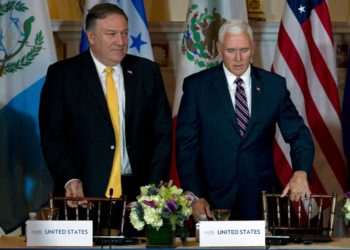 El vicepresidente de los EE. UU., Mike Pence, a la derecha, y el secretario de Estado de los EE. UU., Mike Pompeo, llegan a la segunda Conferencia para la Prosperidad y la Seguridad en Centroamérica en el Departamento de Estado el 11 de octubre de 2018, en Washington. (Foto AP / Jose Luis Magana)