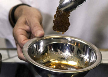 Esta foto del 16 de enero de 2019 muestra un primer bistec cultivado en el laboratorio durante una presentación de la compañía israelí Aleph Farms, en Jaffa, Israel. (Foto AP / Tsafrir Abayov)