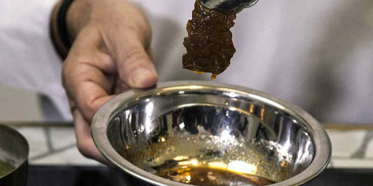 Esta foto del 16 de enero de 2019 muestra un primer bistec cultivado en el laboratorio durante una presentación de la compañía israelí Aleph Farms, en Jaffa, Israel. (Foto AP / Tsafrir Abayov)