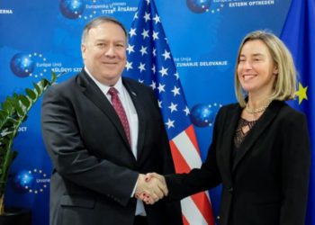 El secretario de Estado estadounidense, Mike Pompeo, posa con el jefe de política exterior de la Unión Europea, Federica Mogherini, en Bruselas, Bélgica, el 15 de febrero de 2019. Foto: Olivier Hoslet / Pool a través de Reuters.