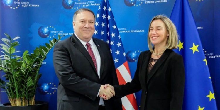 El secretario de Estado estadounidense, Mike Pompeo, posa con el jefe de política exterior de la Unión Europea, Federica Mogherini, en Bruselas, Bélgica, el 15 de febrero de 2019. Foto: Olivier Hoslet / Pool a través de Reuters.