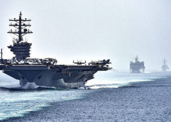 El portaaviones “USS Dwight D. Eisenhower” (CVN 69), seguido por el buque de apoyo de combate rápido “USNS Arctic” (T-AOE 8) y el destructor de misiles guiados “USS Nitze” (DDG 94), transitan el Estrecho de hormuz. El Grupo Eisenhower Carrier Strike está desplegado para respaldar las operaciones de seguridad marítima y los esfuerzos de cooperación en materia de seguridad en el teatro en la Quinta Flota de EE. UU. Crédito: Especialista en comunicación masiva de 3ra clase J. Alexander Delgado / US Navy.