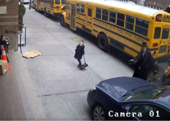 Conductor casi golpea a niños de una escuela judía al conducir por la acera