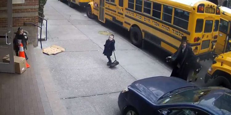 Conductor casi golpea a niños de una escuela judía al conducir por la acera
