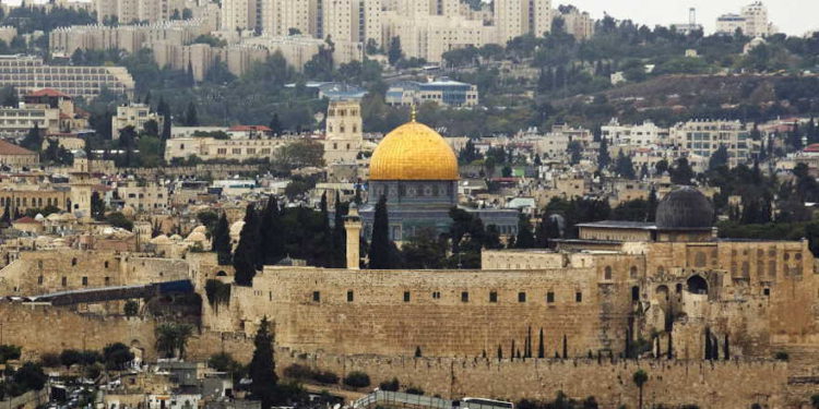 Una vista general de la ciudad vieja de Jerusalén muestra la Cúpula de la Roca en el complejo conocido por los musulmanes como Santuario Noble y por los judíos como el Monte del Templo, 25 de octubre de 2015. (Crédito de la foto: AMIR COHEN / REUTERS)