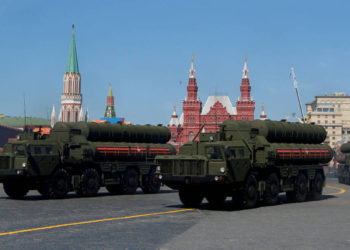 Sistemas de defensa aérea de misiles S-400 de Rusia en exhibición durante un desfile que marca el 73 aniversario de la victoria sobre la Alemania nazi en la Segunda Guerra Mundial, en la Plaza Roja de Moscú, el 9 de mayo de 2018 .. (crédito de foto: SERGEI KARPUKHIN / REUTERS)