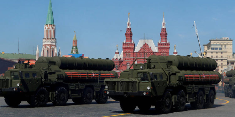 Sistemas de defensa aérea de misiles S-400 de Rusia en exhibición durante un desfile que marca el 73 aniversario de la victoria sobre la Alemania nazi en la Segunda Guerra Mundial, en la Plaza Roja de Moscú, el 9 de mayo de 2018 .. (crédito de foto: SERGEI KARPUKHIN / REUTERS)