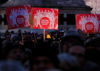 La gente asiste a una reunión en París para protestar contra el antisemitismo y el aumento de los ataques antisemitas. (Crédito de la foto: REUTERS / GONZALO FUENTES)