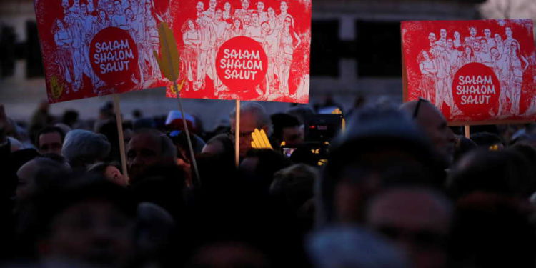 La gente asiste a una reunión en París para protestar contra el antisemitismo y el aumento de los ataques antisemitas. (Crédito de la foto: REUTERS / GONZALO FUENTES)