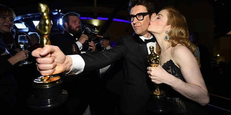 Los ganadores del Mejor cortometraje de acción en vivo para el director de 'Skin', Guy Nattiv, a la izquierda, y Jaime Ray Newman asisten a la 91ª edición anual de los premios de la Academia Governors Ball en el Hollywood and Highland Center en Hollywood, California el 24 de febrero de 2019. (Robyn BECK / AFP)