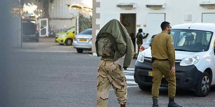 Uno de los cinco soldados israelíes de la Brigada Kfir arrestados por presuntamente golpear a dos palestinos bajo su custodia llega a una audiencia judicial en el Tribunal Militar de Jaffa el 10 de enero de 2019. (Flash90)