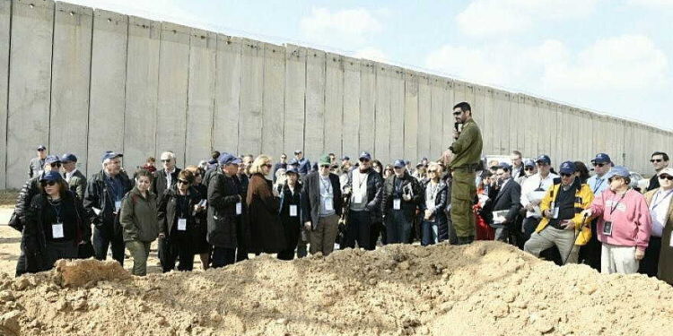 Los comandantes de las Fuerzas de Defensa de Israel informaron a los líderes de la Conferencia de Presidentes que visitaban la frontera de Gaza el 21 de febrero durante su 45ª misión anual de líderes de Israel sobre la destrucción de los túneles del terrorismo, la protección de los civiles israelíes en las comunidades vecinas y la lucha contra las amenazas de Hamas. Cortesía: Avi Hayun / Conferencia de Presidentes de las principales organizaciones judías.