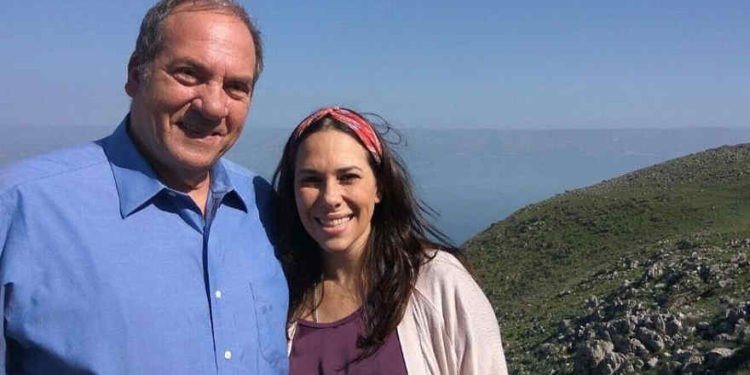 El rabino Yechiel Eckstein y su hija Yael en el Monte Arbel en la región de la Baja Galilea de Israel. (Cortesía de la IFCJ a través de JTA)