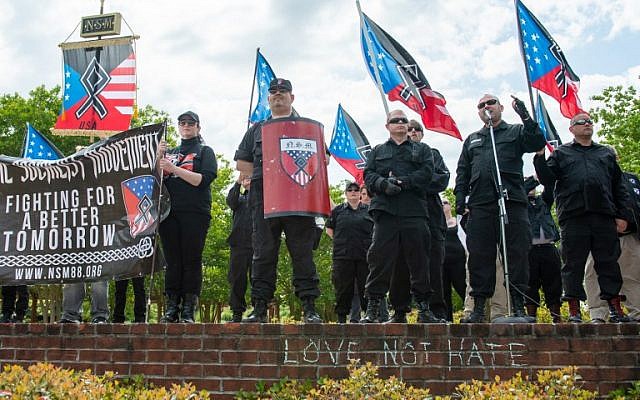 El líder del Movimiento Nacional Socialista Jeff Schoep (2da R) habla durante un mitin nacionalista blanco en Newnan, Georgia, el 21 de abril de 2018. (AFP PHOTO / BITA HONARVAR)