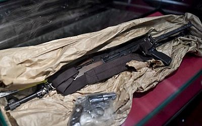 Armas como piezas de evidencia se muestran para una sesión en el juicio sobre el ataque terrorista en el Museo Judío, en el palacio de justicia en Bruselas el 18 de enero de 2019. (Foto de Dirk WAEM / varias fuentes / AFP)