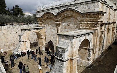 Fieles musulmanes asisten a las oraciones del viernes a mediodía en un área disputada cerca de la Puerta de la Misericordia en el complejo Monte del Templo en la Ciudad Vieja de Jerusalén, el 1 de marzo de 2019. (Ahmad Gharbli / AFP)