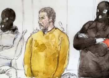 Un boceto de la corte realizado el 10 de enero de 2019 muestra a Mehdi Nemmouche, centro, acusado de ataque terrorista en el Museo Judío de Bruselas en 2014, durante su juicio en el Palacio de Justicia de Bruselas. (Benoit Peyrucq / AFP)