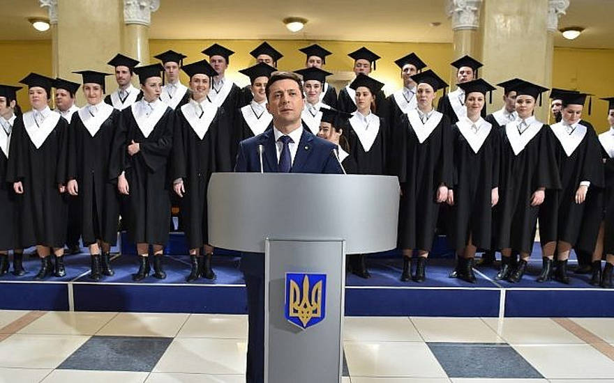 El actor cómico, showman y candidato presidencial ucraniano Volodymyr Zelensky participa en el rodaje de la serie de televisión 'Servant of the People', donde interpreta el papel de Presidente de Ucrania, en Kiev, el 6 de marzo de 2019. (Sergei SUPINSKY / AFP)